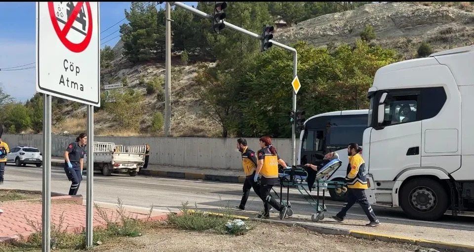 BURDUR'DA AMBULANSIN DA ARALARINDA BULUNDUĞU 4 ARACIN KARIŞTIĞI TRAFİK KAZASINDA 7 KİŞİ HAFİF YARALANDI