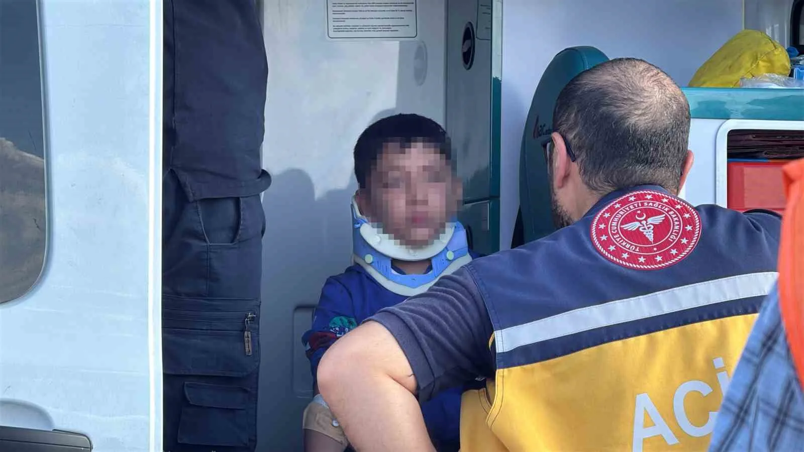 SİVAS-KAYSERİ KARAYOLUNDA SEYİR HALİNDEKİ OTOMOBİLİN TIRA ÇARPTIĞI KAZADA 6 KİŞİ YARALANDI.