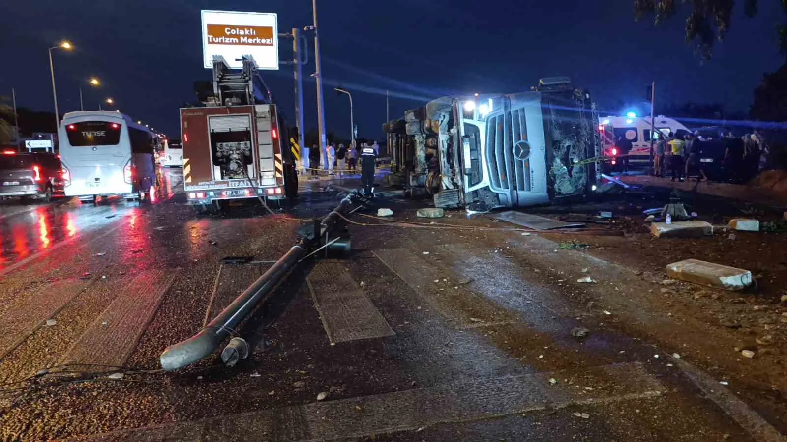 ANTALYA’NIN MANAVGAT İLÇESİNDE YAĞIŞ NEDENİYLE KAYGANLAŞAN YOLDA KONTROLDEN ÇIKAN TIR DEVRİLDİ. KAZAYI GÖREN VATANDAŞLARIN DORSENİN ALTINDA 2 KADININ KALDIĞINI BİLDİRMESİ ÜZERİNE YAN YATAN TIRIN KALDIRILMASI İÇİN ÇALIŞMA BAŞLATILDI.