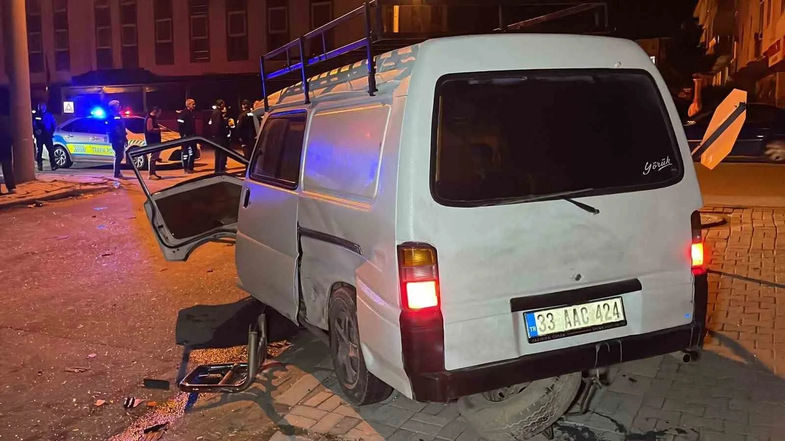 KARAMAN'DA OTOMOBİL İLE PANELVAN ARACIN KAVŞAKTA ÇARPIŞMASI SONUCU 2'Sİ AĞIR 3 KİŞİ YARALANDI