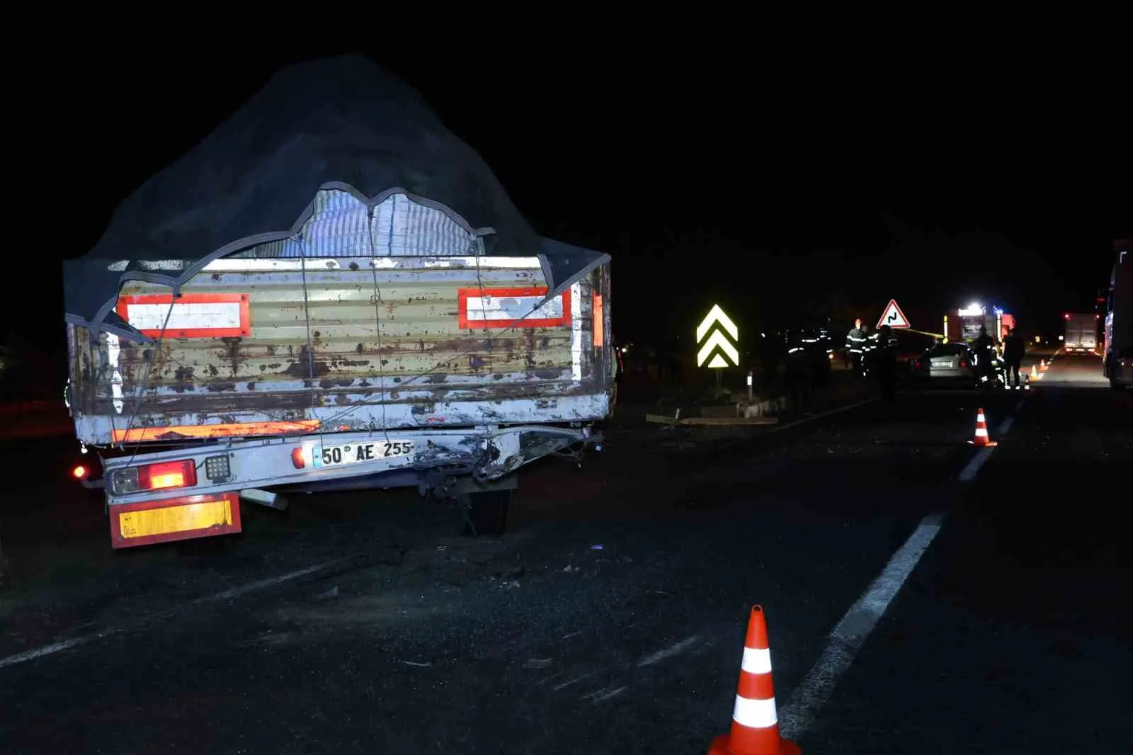 NEVŞEHİR’DE TIR İLE OTOMOBİLİN ÇARPIŞTIĞI KAZADA, OTOMOBİL SÜRÜCÜSÜ İLE OTOMOBİLDE BULUNAN BİR KADIN HAYATINI KAYBETTİ.
