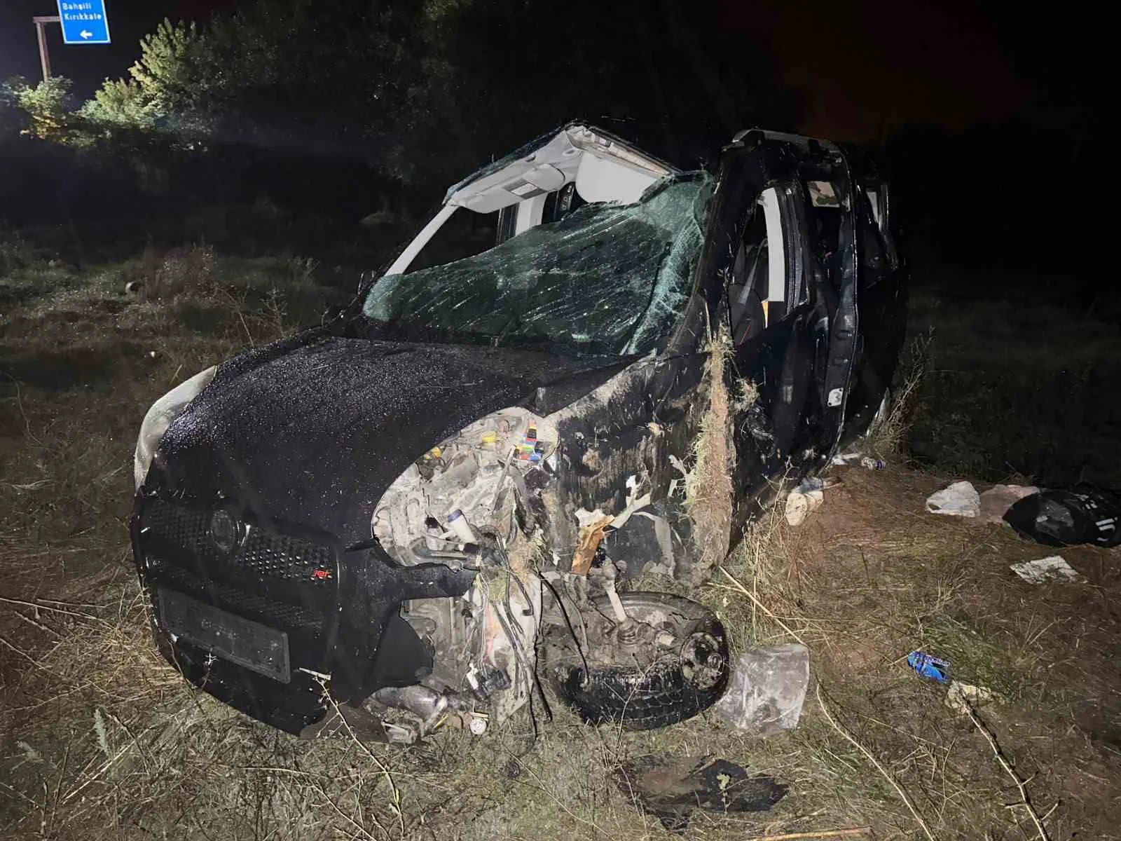 KIRIKKALE'DE YAĞIŞLI HAVADA KONTROLDEN ÇIKARAK TAKLA ATAN HAFİF TİCARİ ARACIN HURDAYA DÖNDÜĞÜ KAZADA 1 KİŞİ HAYATINI KAYBETTİ, 4 KİŞİ YARALANDI.