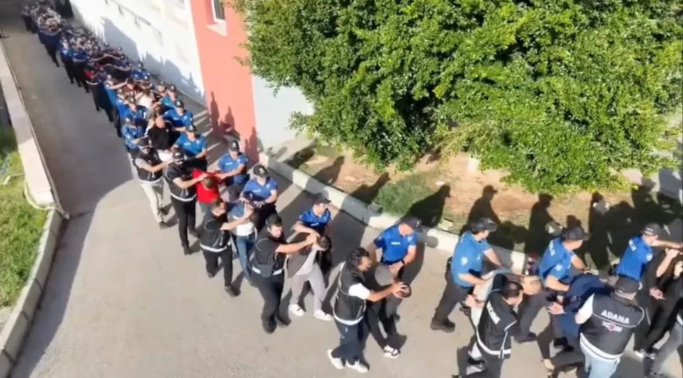 ADANA MERKEZLİ 11 İLDE ÇIKAR AMAÇLI SİLAHLI SUÇ ÖRGÜTLERİNE YÖNELİK DÜZENLENEN EŞ ZAMANLI OPERASYONLARDA GÖZALTINA ALINAN 106 ŞÜPHELİDEN 73’Ü TUTUKLANDI.