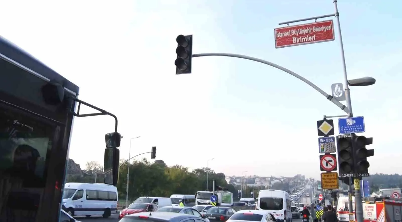 EYÜPSULTAN’DA TRAFİK IŞIKLARININ ÇALIŞMADIĞI ÖNE SÜRÜLEN KAVŞAKTA İKİ OTOMOBİLİN ÇARPIŞMASI SONUCU, IŞIKLARI ONARMAYA GELEN BELEDİYE PERSONELİNİN DE ARALARINDA BULUNDUĞU 4 KİŞİ HAFİF YARALANDI.