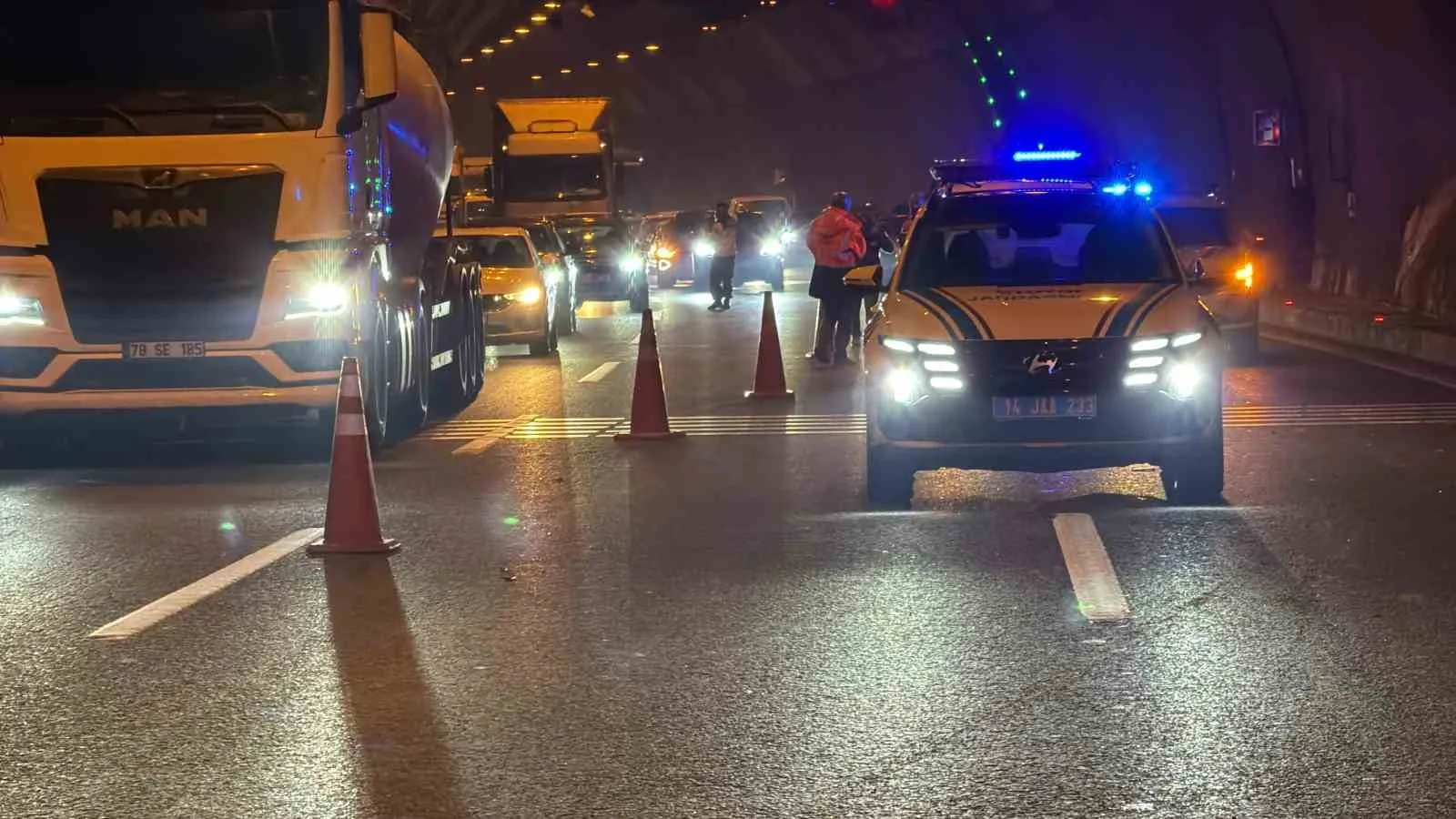 BOLU DAĞI TÜNELİ’NDE CENAZEYE GİTMEK ÜZERE YOLA ÇIKAN AİLENİN BULUNDUĞU OTOMOBİLE ARKADAN TIR ÇARPTI. ÇARPMANIN ETKİSİYLE TAKLA ATAN OTOMOBİL TERS DÖNERKEN KAZADA 4 KİŞİ YARALANDI. OLAY YERİNDEN KAÇAN TIR SÜRÜCÜSÜNÜN YAKALANMASI İÇİN ÇALIŞMA BAŞLATILDI.