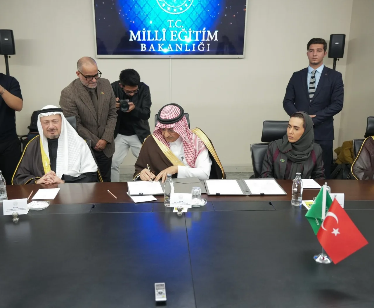 MİLLİ EĞİTİM BAKANI YUSUF TEKİN, SUUDİ ARABİSTAN EĞİTİM BAKANI YUSUF BİN ABDULLAH EL-BENYAN'I AĞIRLADI. GÖRÜŞMEDE TÜRKİYE İLE SUUDİ ARABİSTAN ARASINDA EĞİTİM ALANINDA MUTABAKAT ZAPTI İMZALANDI.