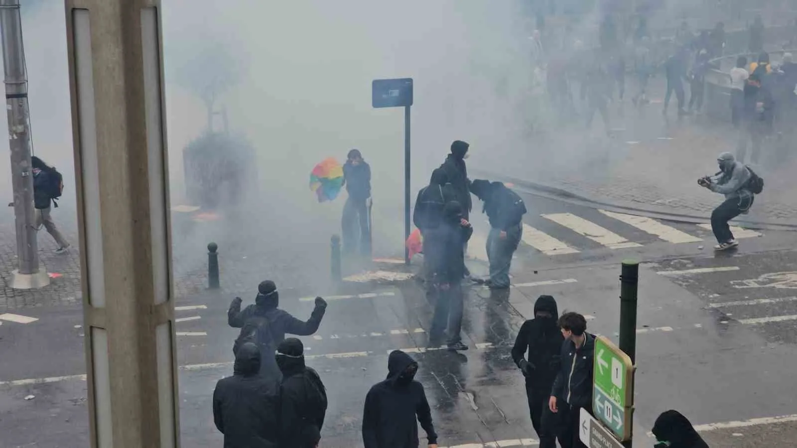 BELÇİKA'DA HÜKÜMETİN 2029 YILINA KADAR İHTİYACI OLAN 10 MİLYAR EUROYU BULMAK İÇİN HAZIRLADIĞI KEMER SIKMA POLİTİKALARI PROTESTO EDİLDİ. ÖĞRENCİ GRUPLARININ DA KATILDIĞI PROTESTOLARDA POLİS VE GÖSTERİCİLER ARASINDA YAŞANAN ARBEDE ŞEHRİ SAVAŞ ALANINA ÇEVİRDİ.