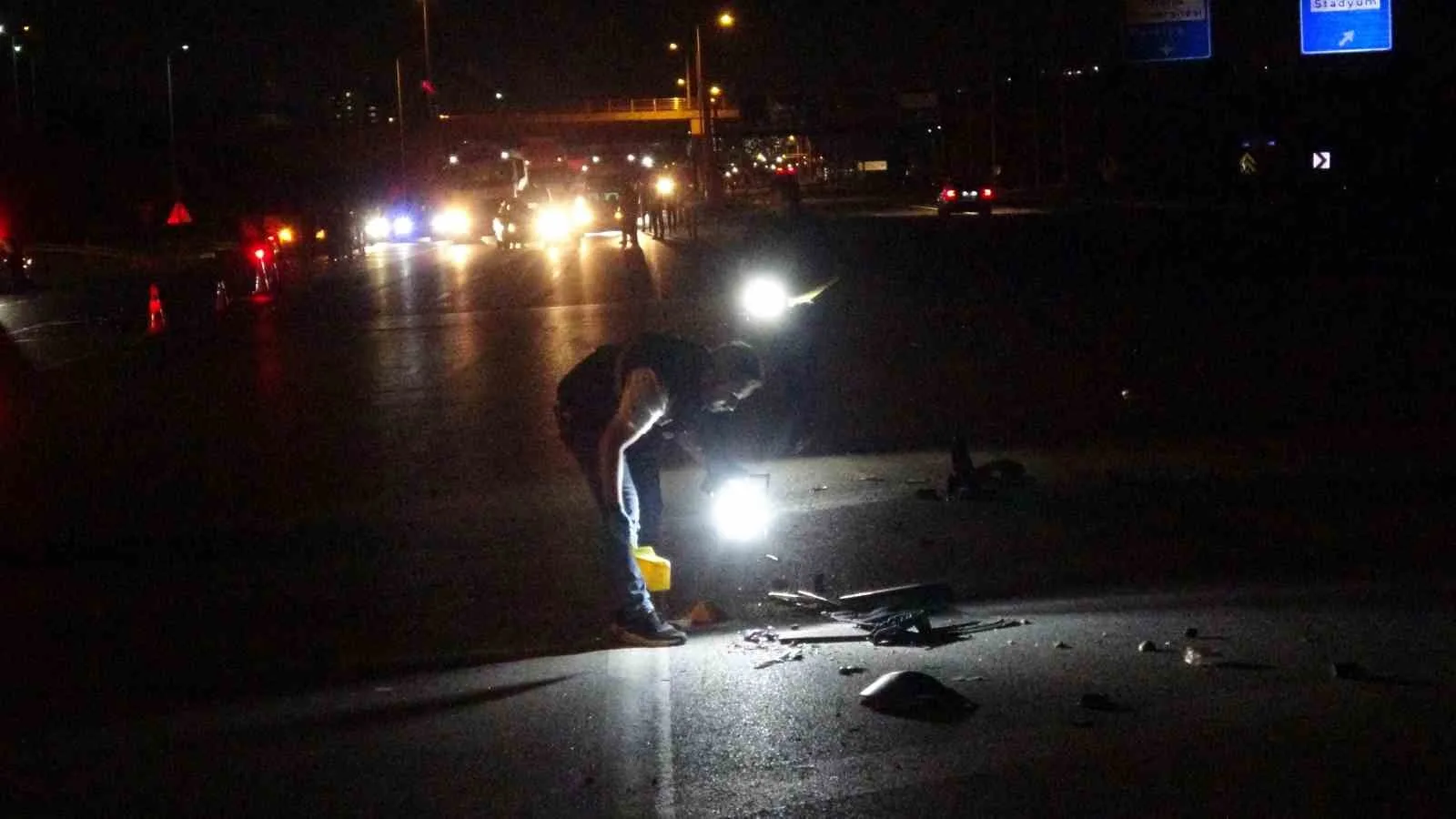 MALATYA'DA ÜÇ ARACIN KARIŞTIĞI TRAFİK KAZASINDA İKİYE BÖLÜNEN OTOMOBİLİN SÜRÜCÜSÜ HAYATINI KAYBETTİ, 3 KİŞİ YARALANDI.