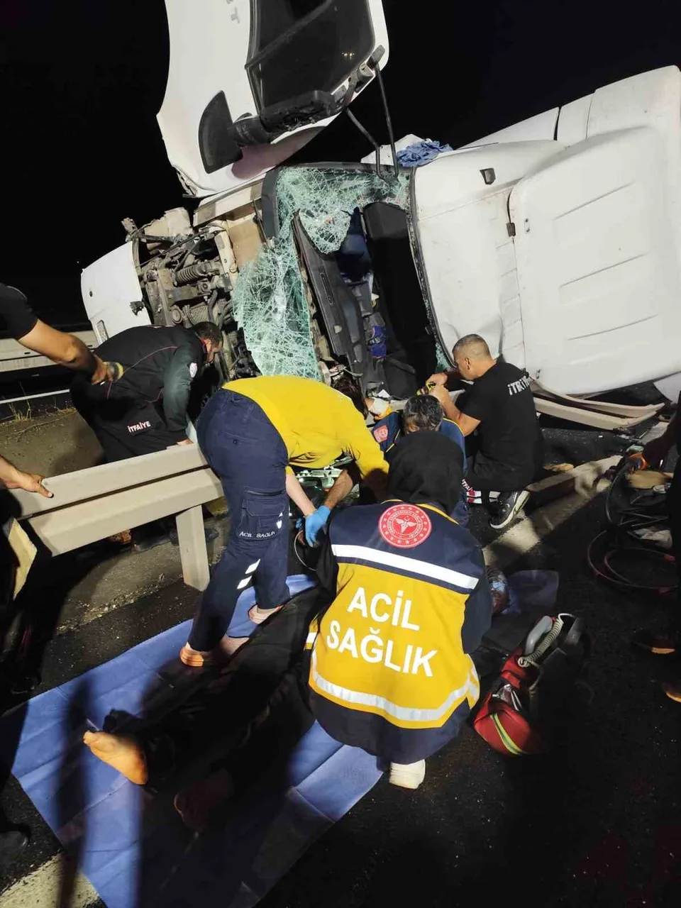 DERİK İLÇESİNDE TIRIN DEVRİLMESİ SONUCU MEYDANA GELEN TRAFİK KAZASINDA SÜRÜCÜ HAYATINI KAYBETTİ.