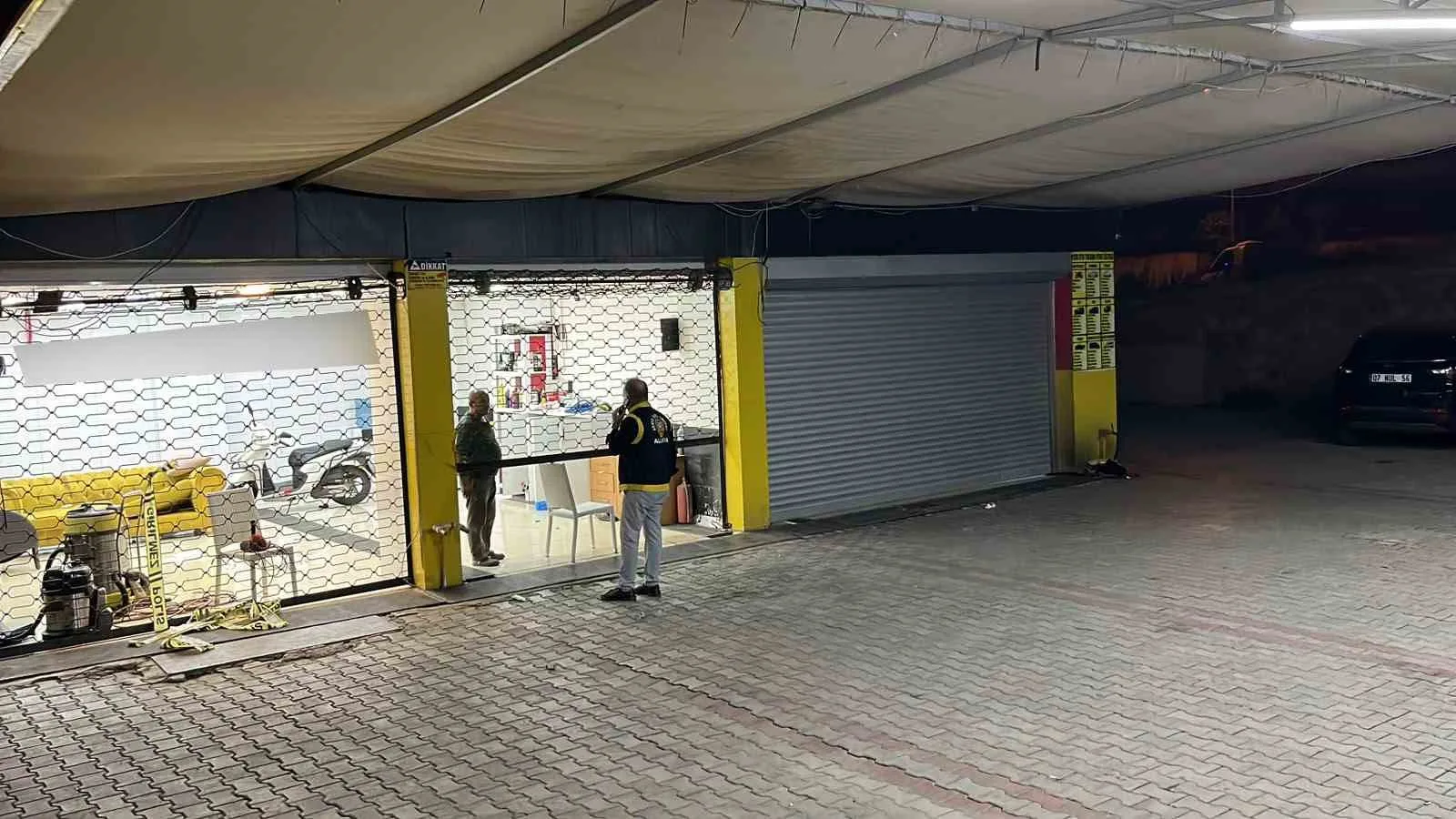 ANTALYA’NIN ALANYA İLÇESİNDE BİR OTO YIKAMA DÜKKANINDA ÇIKAN SİLAHLI OLAYDA 1 KİŞİ HAYATINI KAYBETTİ, 2 KİŞİ YARALANDI.