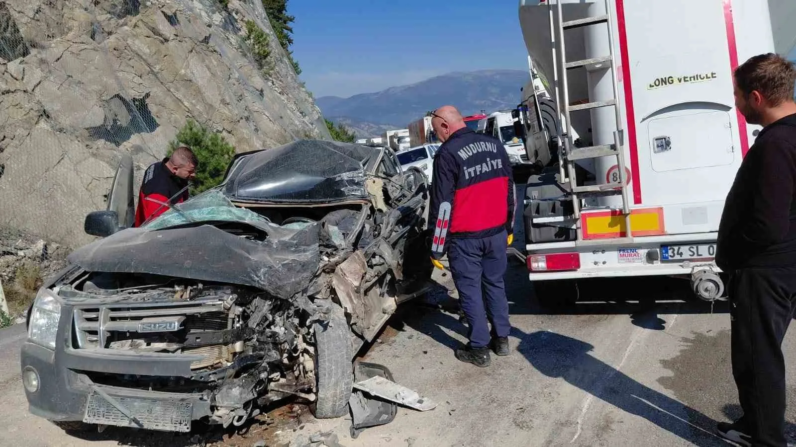 BOLU’NUN MUDURNU İLÇESİNDE TIR İLE PİKABIN KAFA KAFAYA ÇARPIŞTIĞI KAZADA PİKAP SÜRÜCÜSÜ HAYATINI KAYBETTİ, 2 KİŞİ YARALANDI.