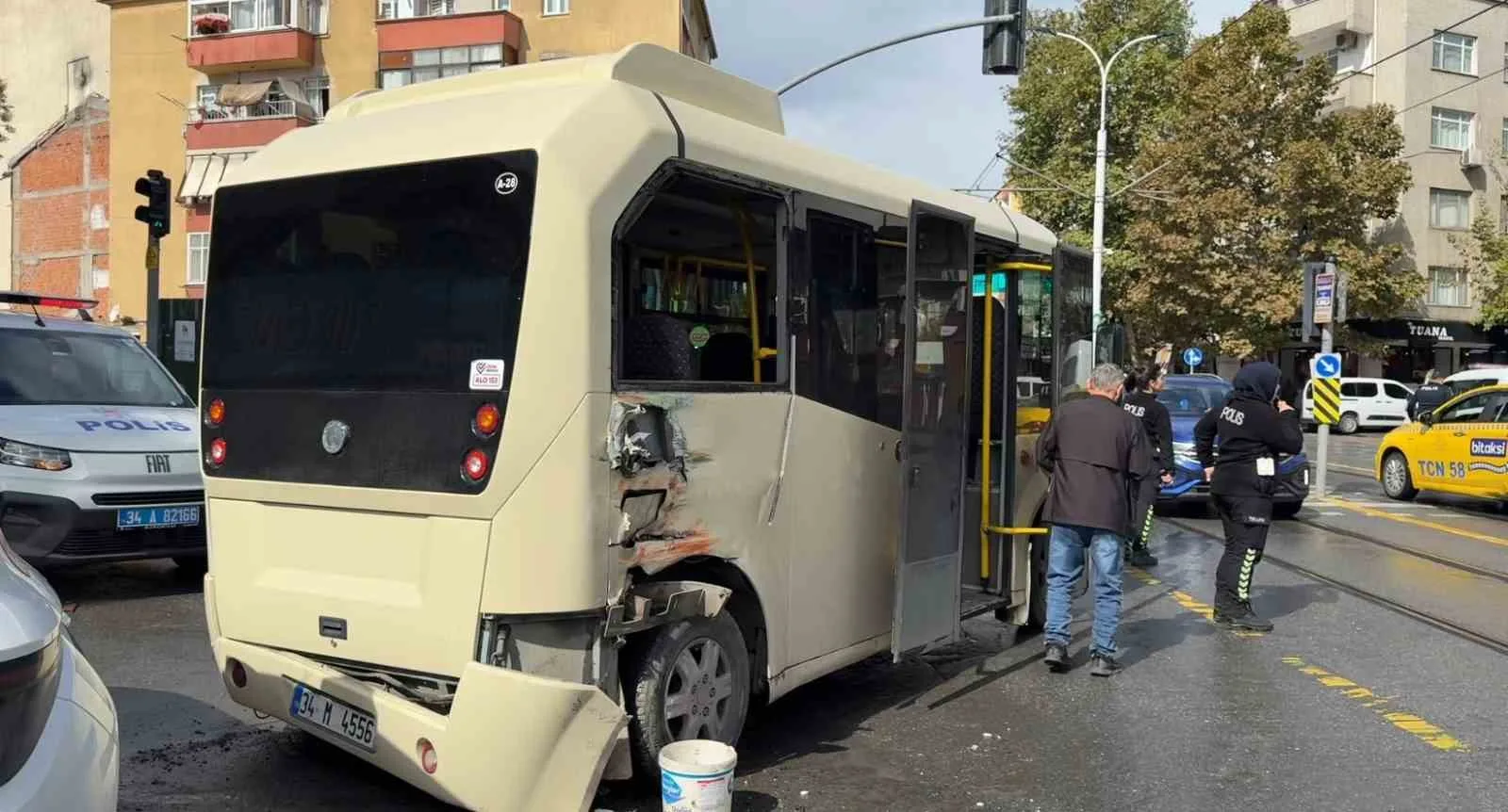 İSTANBUL GÜNGÖREN’DE TERS YÖNDEN DÖNÜŞ YAPAN TİCARİ MİNİBÜSE TRAMVAY ÇARPTI. DÖRT KİŞİNİN YARALANDIĞI KAZANIN ANI, BİR İŞ YERİNİN GÜVENLİK KAMERASINA YANSIDI.