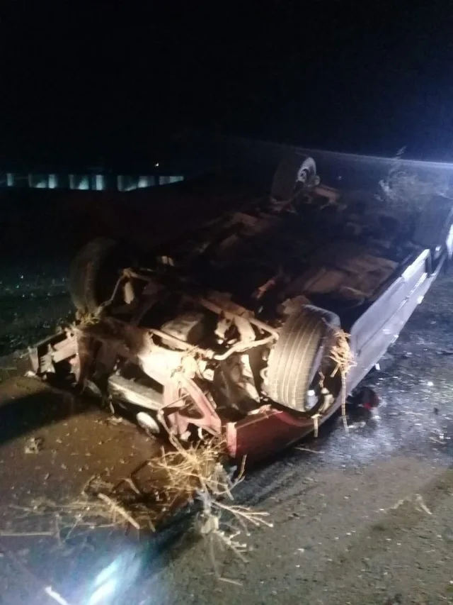 POLATLI’DA FARKLI NOKTALARDA MEYDANA GELEN İKİ AYRI TRAFİK KAZASINDA TOPLAM 5 KİŞİ YARALANDI. KAZALARDA TAKLA ATAN OTOMOBİLLERDEN BİRİNDE 4 KİŞİLİK AİLE BULUNURKEN, DİĞER KAZADA YARALANAN SÜRÜCÜ HASTANEYE KALDIRILDI.