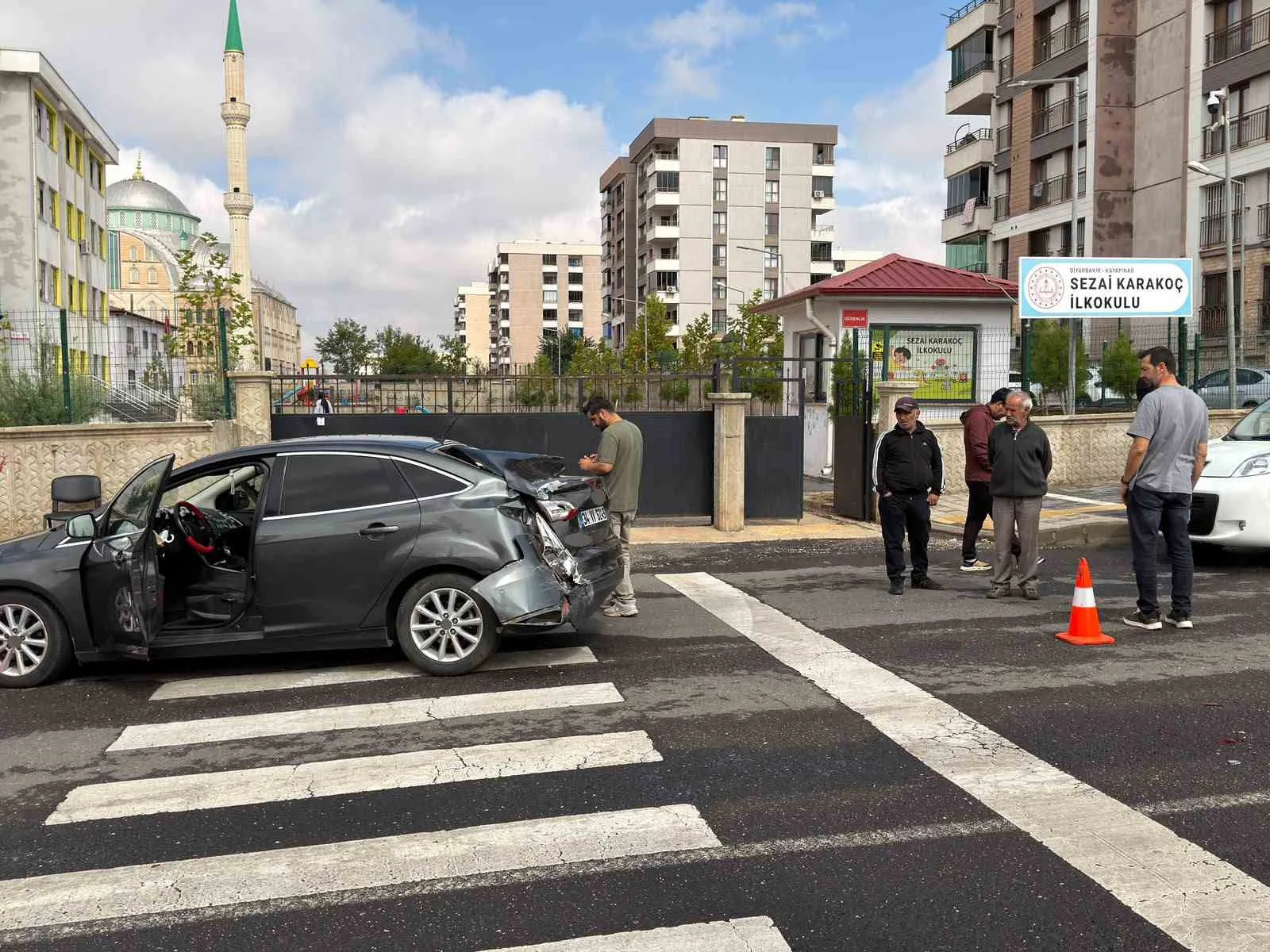 DİYARBAKIR’DA BİR İLKOKULUN ÖNÜNDE ÖZEL HALK OTOBÜSÜ İLE OTOMOBİLİN ÇARPIŞMASI SONUCU BİRİ ÇOCUK 4 KİŞİ HAFİF YARALANDI.