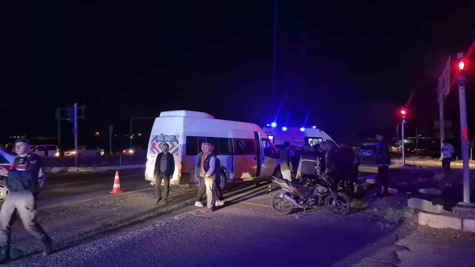 ADIYAMAN’DA MİNİBÜS İLE OTOMOBİLİN ÇARPIŞMASI SONUCU 12 KİŞİ YARALANDI.