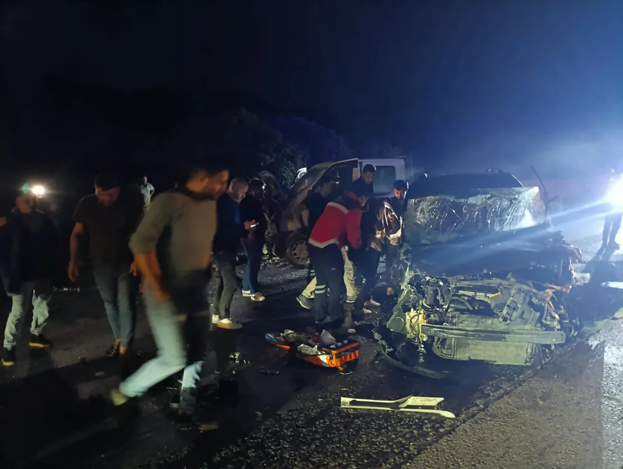 MANİSA’NIN KULA İLÇESİNDE HAFİF TİCARİ OTOMOBİL, TRANSİT VE KAMYONETİN KARIŞTIĞI ZİNCİRLEME TRAFİK KAZASI MEYDANA GELDİ. MEYDANA GELEN KAZADA 1’İ AĞIR OLMAK ÜZERE 5 KİŞİ YARALANDI.