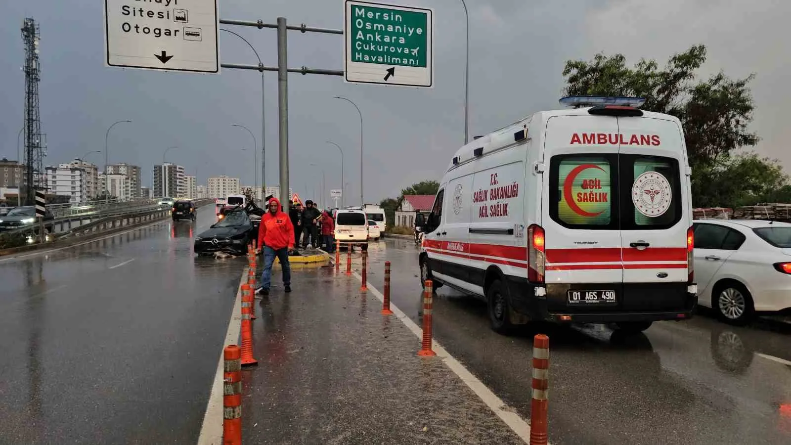 ADANA’DA KONTROLDEN ÇIKAN OTOMOBİL TABELA DİREĞİNE ÇARPARAK DURDU. AĞIR YARALANAN OTOMOBİL SÜRÜCÜSÜ KALDIRILDIĞI HASTANEDE HAYATINI KAYBETTİ.