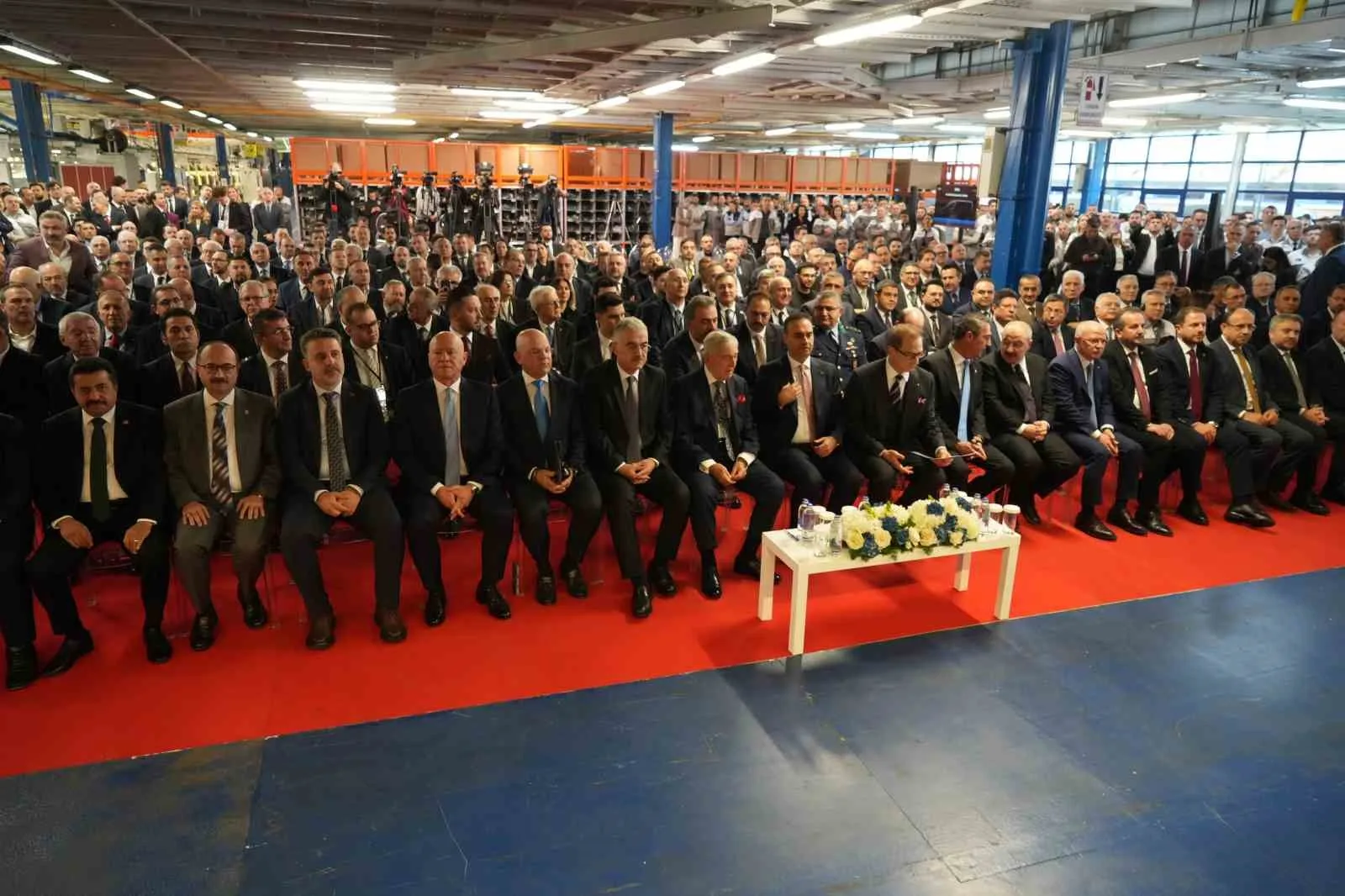 PROGRAMA BURSA VALİSİ EROL AYYILDIZ, BURSA MİLLETVEKİLLERİ, BURSA BÜYÜKŞEHİR BELEDİYE BAŞKAN VEKİLİ ŞAHİN BİBA, AK PARTİ BURSA İL BAŞKANI DAVUT GÜRKAN, BTSO BAŞKANI ÖZER MATLI, KOÇ HOLDİNG YÖNETİM KURULU ONURSAL BAŞKANI RAHMİ KOÇ, KOÇ HOLDİNG YÖNETİM KURULU BAŞKANI ÖMER KOÇ VE KOÇ HOLDİNG YÖNETİM KURULU BAŞKAN VEKİLİ ALİ KOÇ KATILDI.