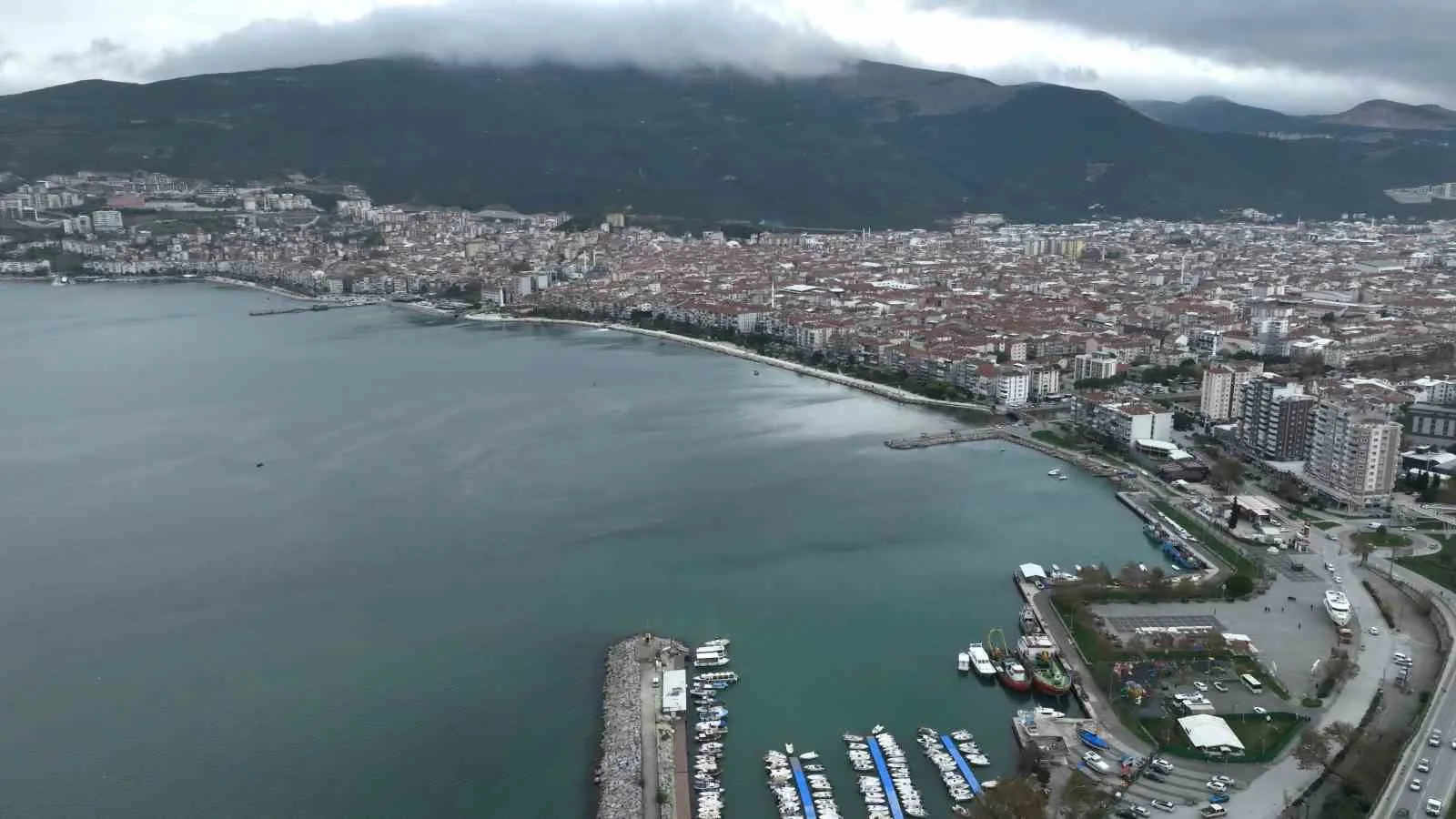TMMOB JEOLOJİ MÜHENDİSLERİ ODASI GÜNEY MARMARA ŞUBE BAŞKANI MEHMET YILDIZ, BURSA’NIN GEMLİK İLÇESİNDE SÜREN SİSMİK HAREKETLİLİK HAKKINDA YAPTIĞI AÇIKLAMADA, "KUZEY ANADOLU FAY ZONU ORTA KOLUNDA GEMLİK KÖRFEZİNDE SİSMİK AKTİVİTENİN DEVAM ETTİĞİNİ GÖSTERMEKTEDİR" DEDİ.