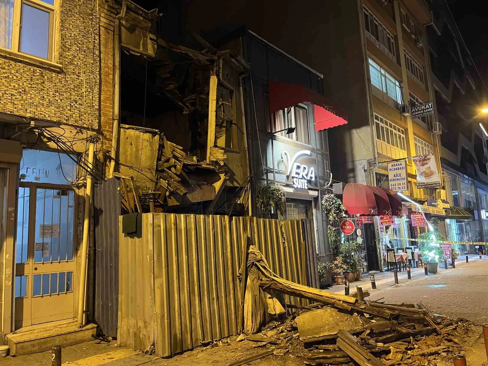 BAKIRKÖY’DE METRUK BİNANIN ÜST KATI SOKAĞA DOĞRU YIKILDI. BİNADAKİ KISMİ ÇÖKME ANI CEP TELEFONU KAMERASINA YANSIDI.