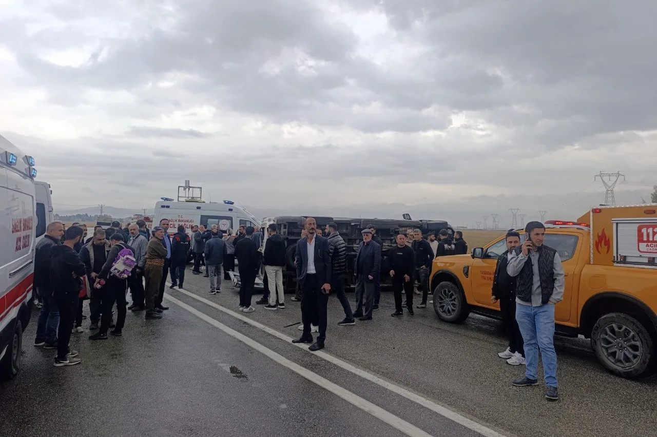 HAKKARİ'NİN YÜKSEKOVA İLÇESİNDE OKUL SERVİSİNİN DEVRİLMESİ SONUCU 10 ÖĞRENCİ YARALANDI.