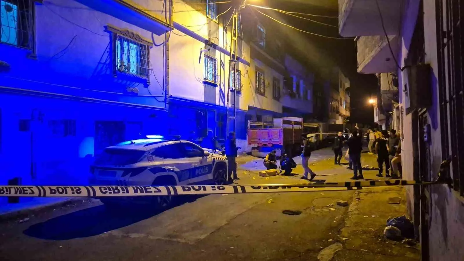 GAZİANTEP'İN NİZİP İLÇESİNDE 1 KİŞİNİN ÖLÜMÜYLE SONUÇLANAN KAVGANIN ÇOCUKLAR İLE KADINLAR ARASINDA BAŞLADIĞI VE DAHA SONRA ERKEKLER ARASINDA DEVAM ETTİĞİ ANLARA AİT GÜVENLİK KAMERA GÖRÜNTÜLERİ ORTAYA ÇIKTI.