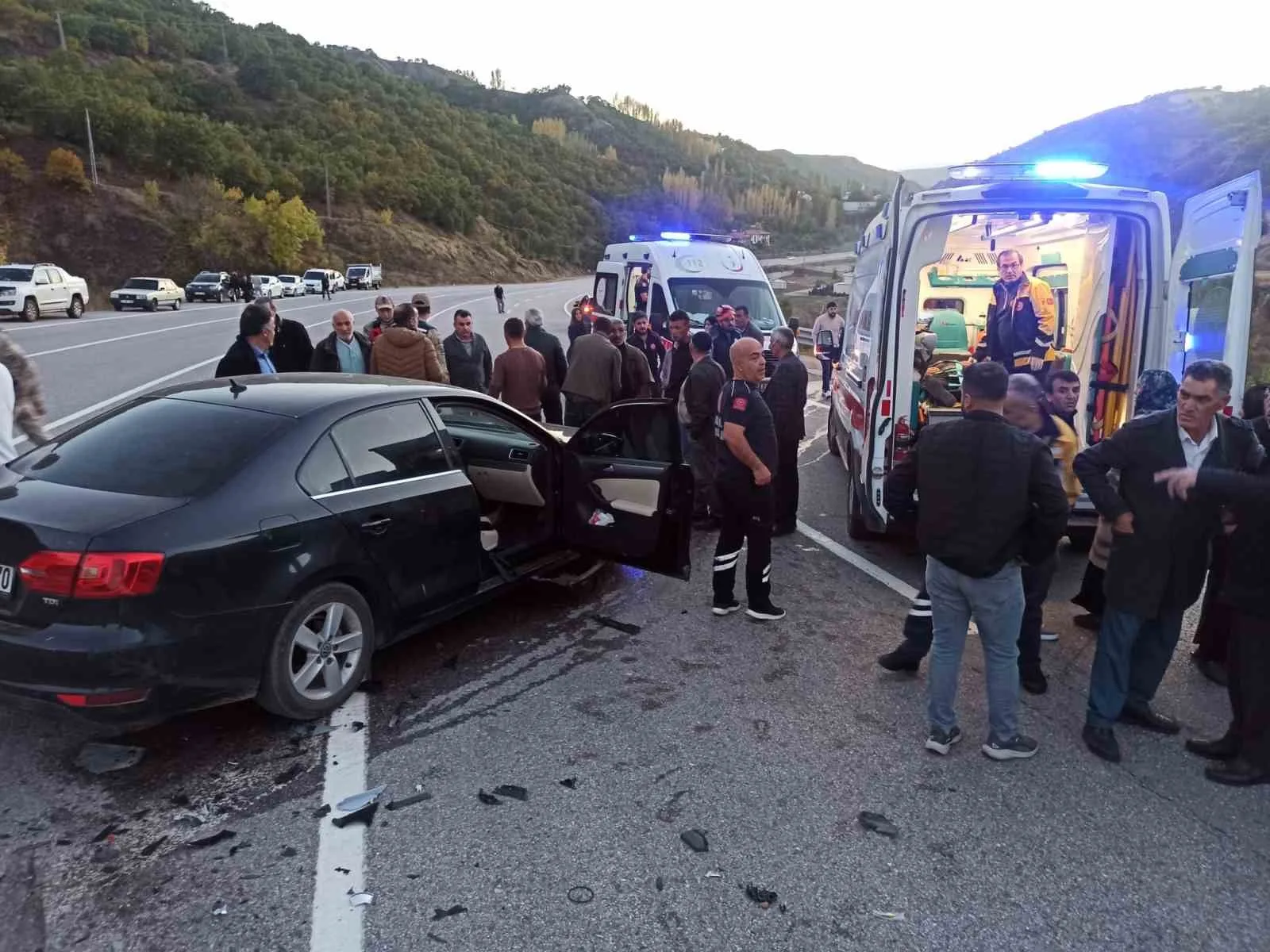 BİNGÖL'DE OTOMOBİL İLE HAFİF TİCARİ ARACIN ÇARPIŞMASI SONUCU MEYDANA GELEN TRAFİK KAZASINDA 3 KİŞİ YARALANDI.