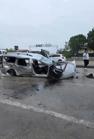 BURSA'NIN OSMANGAZİ İLÇESİNDE YAĞIŞ NEDENİYLE KAYGANLAŞAN YOLDA MEYDANA GELEN ZİNCİRLEME TRAFİK KAZASINDA 5 ARAÇ BİRBİRİNE GİRDİ. KAZADA YARALANAN 5 KİŞİ HASTANEYE KALDIRILIRKEN, OLAYLA İLGİLİ İNCELEME BAŞLATILDI.