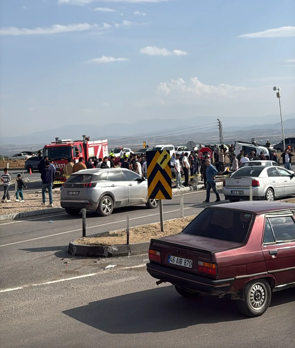 KAHRAMANMARAŞ'TA MHP'Lİ MİLLETVEKİLİ VE İL BAŞKANININ BULUNDUĞU KONVOYDA MEYDANA GELEN TRAFİK KAZASINDA İLK BELİRLEMELERE GÖRE 1 KİŞİ HAYATINI KAYBETTİ, 4 KİŞİ YARALANDI