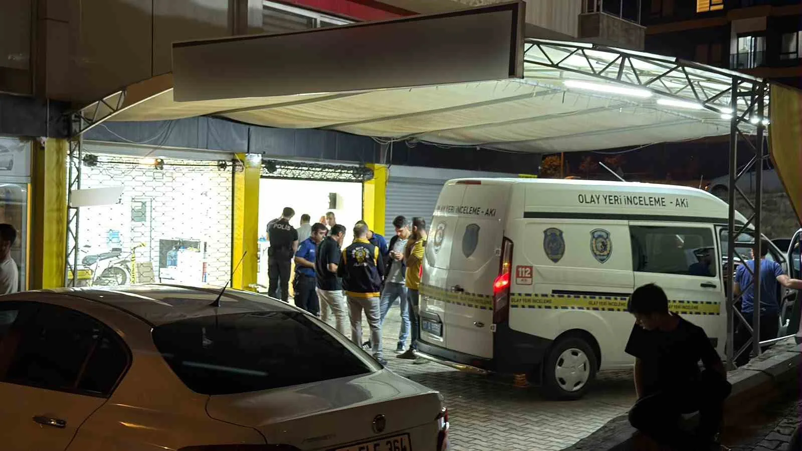 ANTALYA’NIN ALANYA İLÇESİNDE BİR OTO YIKAMA DÜKKANINDA ÇIKAN SİLAHLI OLAYDA 1 KİŞİ HAYATINI KAYBETTİ, 2 KİŞİ YARALANDI.