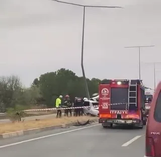 DENİZLİ'NİN SARAYKÖY İLÇESİNDE ELEKTRİK DİREĞİNE ÇARPAN TOFAŞ OTOMOBİL İKİYE BÖLÜNDÜ. KAZADA SÜRÜCÜ HAYATINI KAYBETTİ.