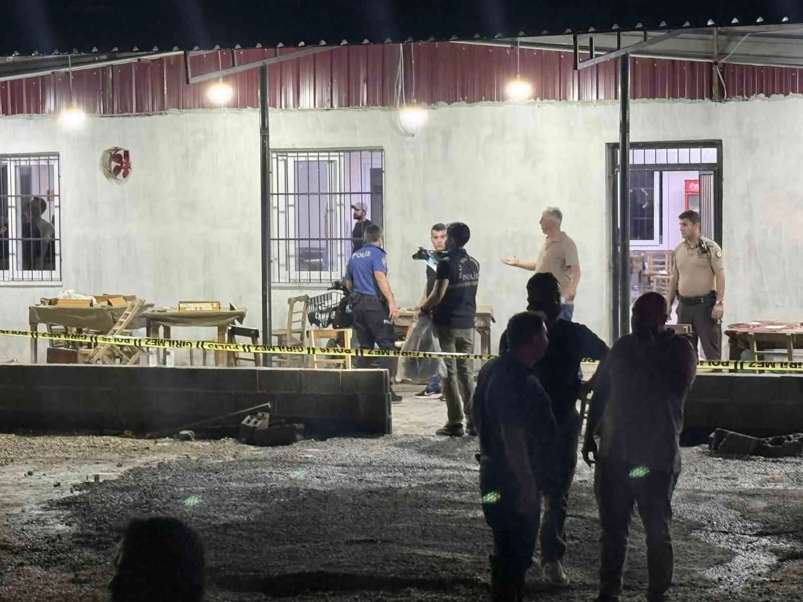 MERSİN'İN TARSUS İLÇESİNDE BİR KAHVEHANEYE DÜZENLENEN SİLAHLI SALDIRIDA 1 KİŞİ HAYATINI KAYBETTİ, 4 KİŞİ YARALANDI.
