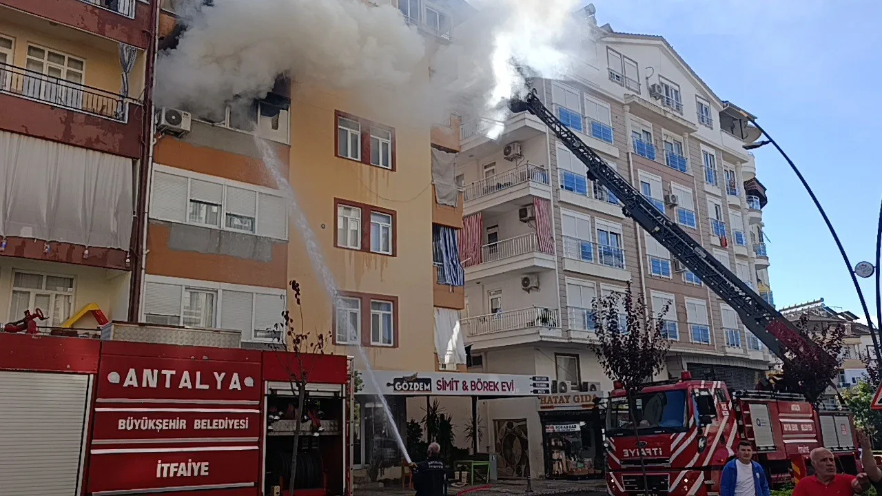 ANTALYA'NIN MANAVGAT İLÇESİNDE 5 KATLI BİNADA ÇIKAN YANGIN, KORKU DOLU ANLARIN YAŞANMASINA NEDEN OLDU.