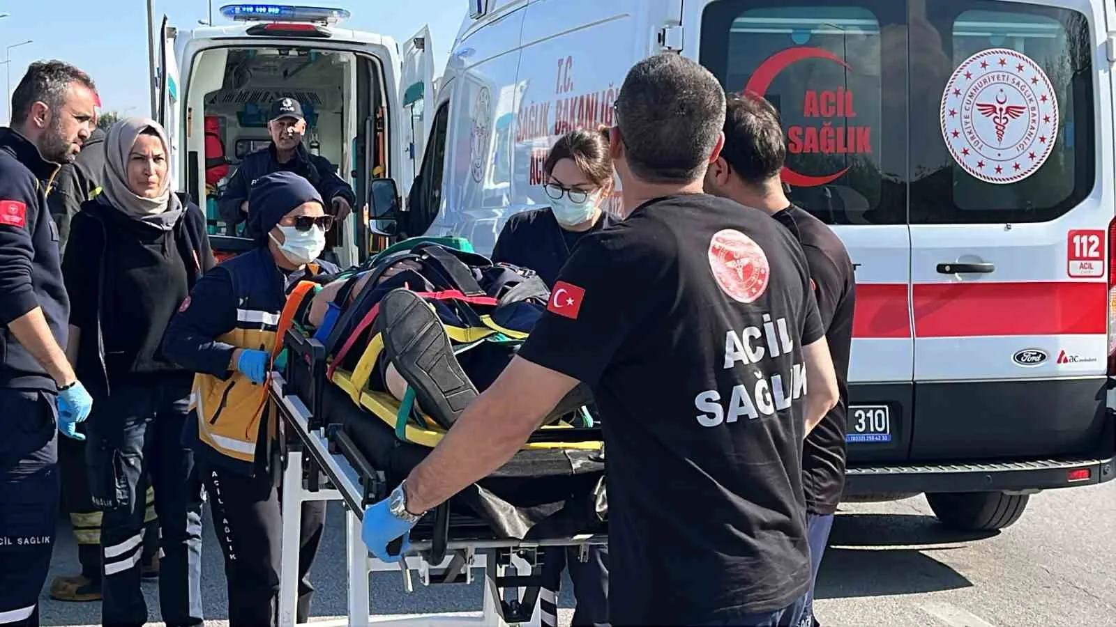 KONYA’DA KONTROLDEN ÇIKAN TOFAŞ OTOMOBİL REFÜJE ÇARPARAK HURDAYA DÖNERKEN, ARAÇTA BULUNAN 4 KİŞİ YARALANDI.