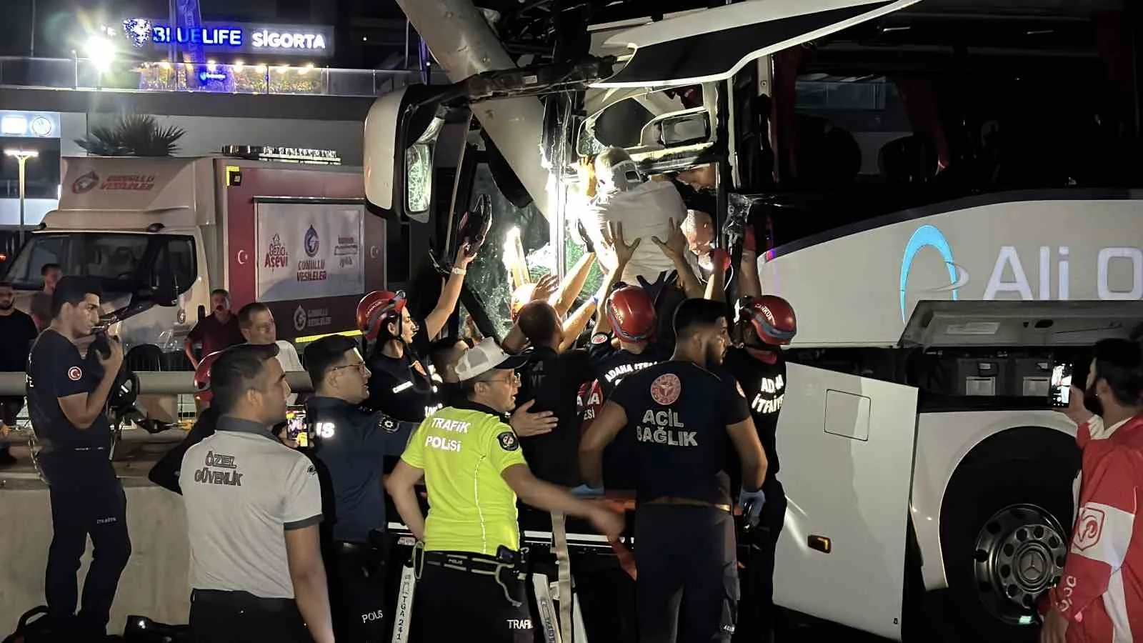 ADANA'DA KONTROLDEN ÇIKAN YOLCU OTOBÜSÜ ÖNCE TABELA DİREĞİNE ARDINDAN ALT GEÇİT DUVARINA ÇARPTI. KAZADA YARALANAN 11 KİŞİ HASTANELERE KALDIRILDI.