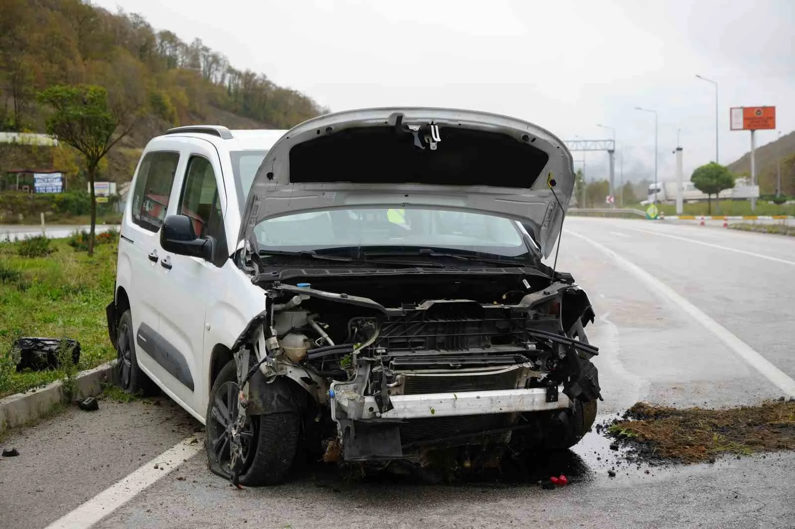TRABZON'DAN SAMSUN'A GELEN AİLENİN BULUNDUĞU HAFİF TİCARİ ARACIN YOLDAN ÇIKARAK REFÜJE ÇIKMASI SONUCU MEYDANA GELEN TRAFİK KAZASINDA 3 KİŞİ YARALANDI.
