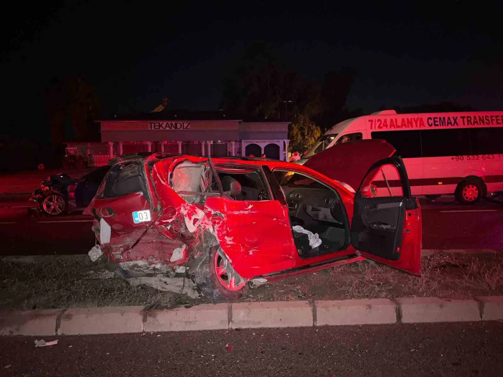 ANTALYA’NIN MANAVGAT İLÇESİNDE ALKOLLÜ SÜRÜCÜNÜN KULLANDIĞI OTOMOBİLİN AYNI İSTİKAMETTEKİ ARACA ÇARPMASI SONUCU MEYDANA GELEN ÜÇ ARAÇLI ZİNCİRLEME KAZADA 4 KİŞİ YARALANDI. KAZAYA KARIŞAN ARAÇTAKİLER VE ARAÇLARINI PARK EDEN DİĞER SÜRÜCÜLER, YARALILARIN YARDIMINA KOŞTU. O ANLAR GÜVENLİK KAMERASINA YANSIDI.