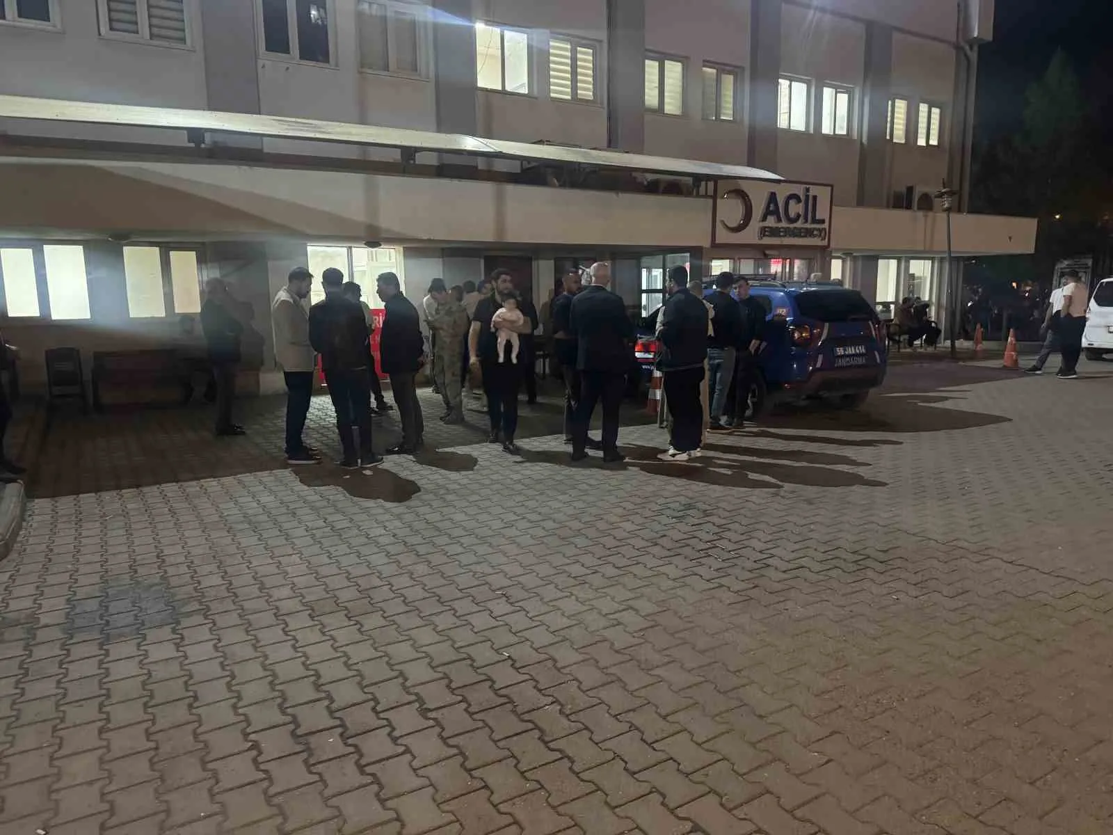 SİİRT’İN KURTALAN İLÇESİNE BAĞLI KAYABAĞLAR BELDESİNDE DIŞARIDAN YEDİKLERİ YEMEK SONRASI RAHATSIZLANAN 25 KİŞİ, HASTANEYE KALDIRILARAK TEDAVİ ALTINA ALINDI.