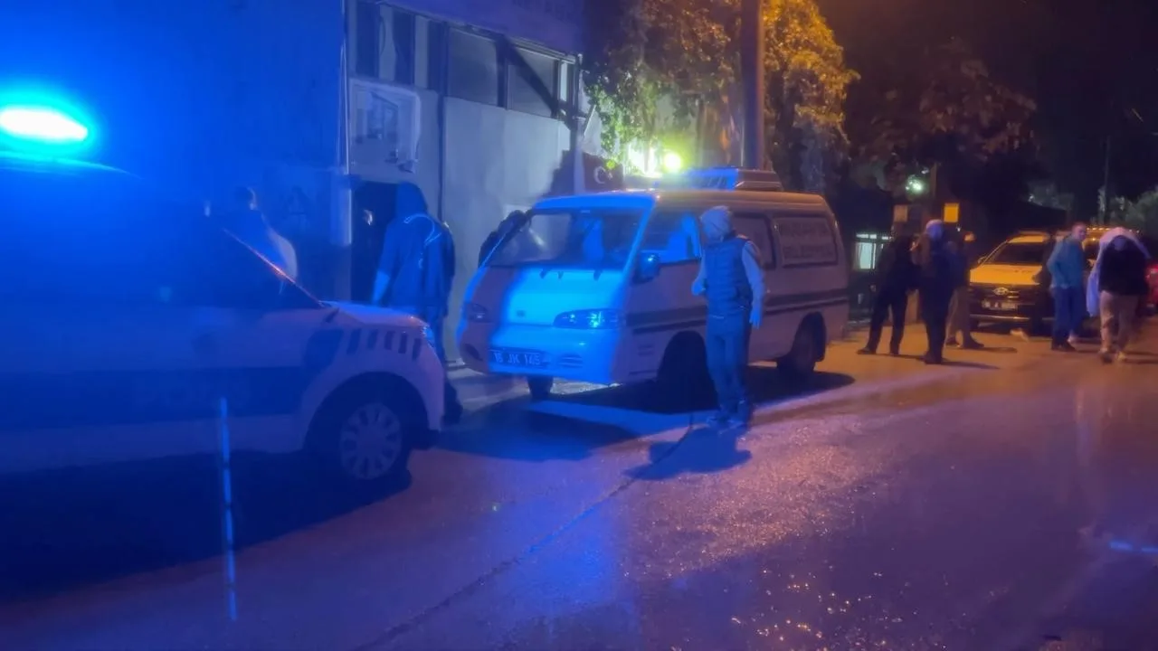 BURSA’DA İŞ YERİNİN ÇATISINDAN DÜŞEN ADAM HAYATINI KAYBETTİ. BABASINDAN HABER ALAMAYAN OĞLU, İŞ YERİNDE ACI MANZARAYLA KARŞILAŞTI.