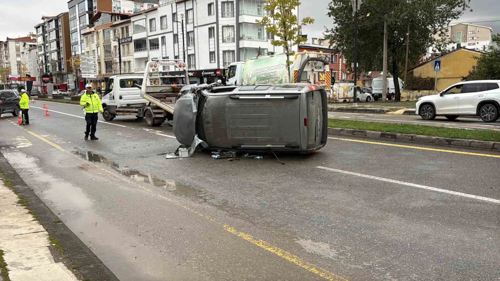 SİVAS’TA KONTROLDEN ÇIKAN HAFİF TİCARİ ARACIN REFÜJDEKİ AĞACA ÇARPARAK YAN YATMASI SONUCU SÜRÜCÜ DAHİL 4 KİŞİ YARALANDI.