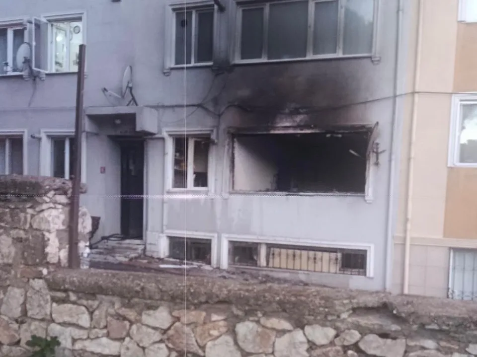 BALIKESİR'İN BANDIRMA İLÇESİNDE BİR APARTMAN DAİRESİNDE MEYDANA GELEN PATLAMANIN ARDINDAN ÇIKAN YANGINDA 8 KİŞİ YARALANDI.