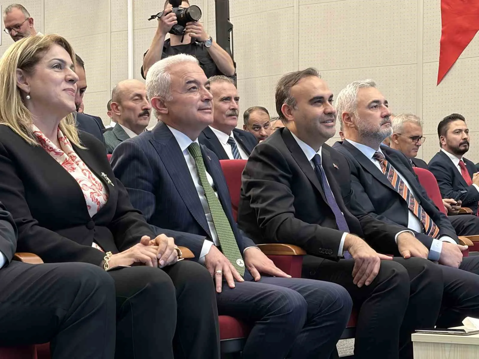KIRKLARELİ’NDE DÜZENLENEN SANAYİ VE TEKNOLOJİ PROJELERİ AÇILIŞ VE TEMEL ATMA TÖRENİ’NE KATILAN SANAYİ VE TEKNOLOJİ BAKANI MEHMET FATİH KACIR,"MİLLİ GELİRİMİZ SON 23 YILDA 238 MİLYAR DOLARDAN 1,6 TRİLYON DOLARA YÜKSELİRKEN, KİŞİ BAŞINA MİLLİ GELİRİMİZ 18 BİN DOLARI AŞTI. " DEDİ