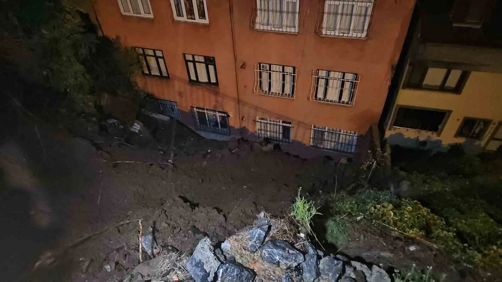 EYÜPSULTAN'DA YAĞMUR SONRASI TOPRAK KAYDI 25 KİŞİ TEDBİREN TAHLİYE EDİLDİ