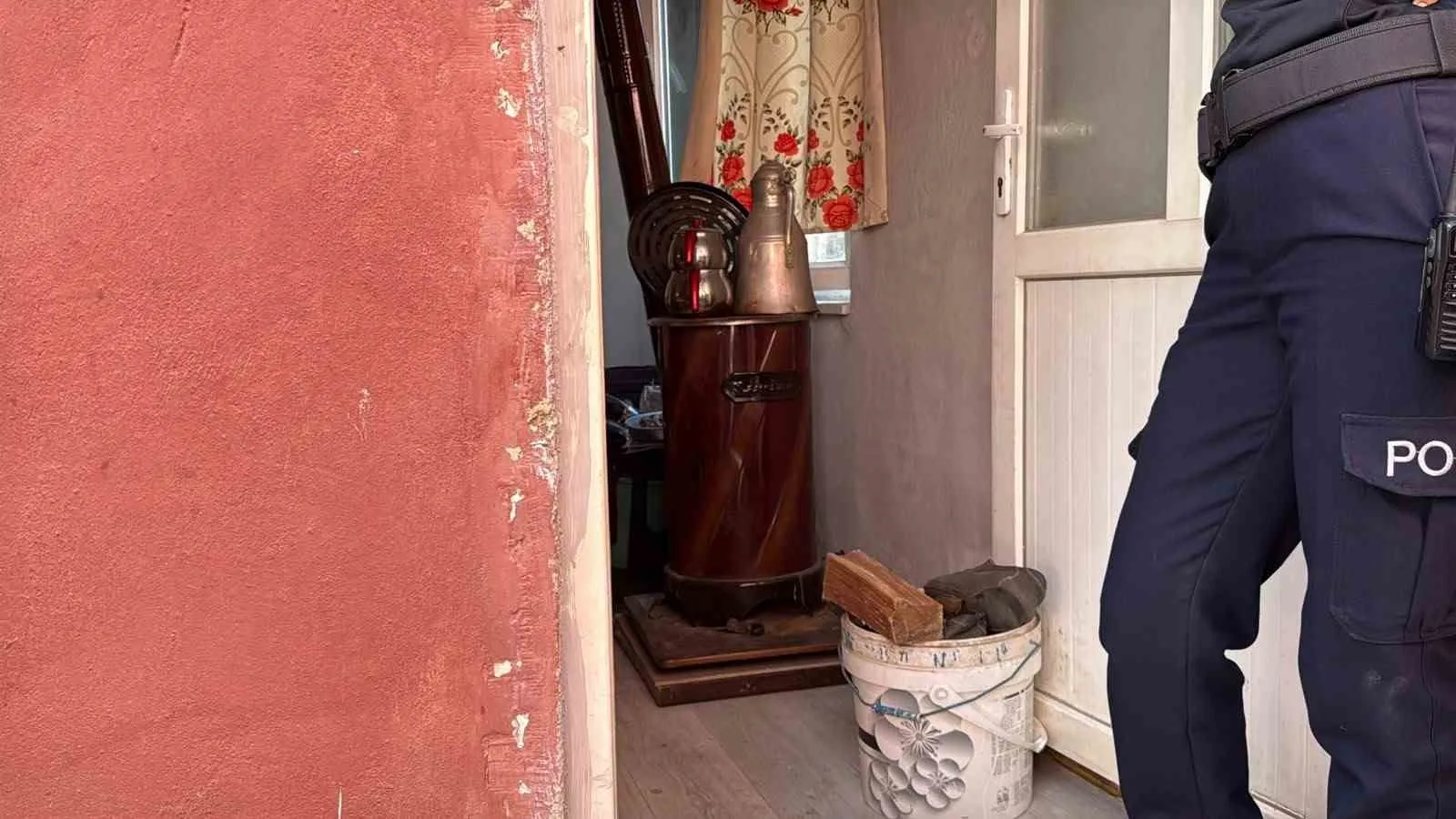 MUĞLA'NIN MENTEŞE İLÇESİNDE SOBADAN SIZAN KARBONMONOKSİT GAZINDAN ZEHİRLENEN 76 YAŞINDAKİ ADAM HAYATINI KAYBETTİ.