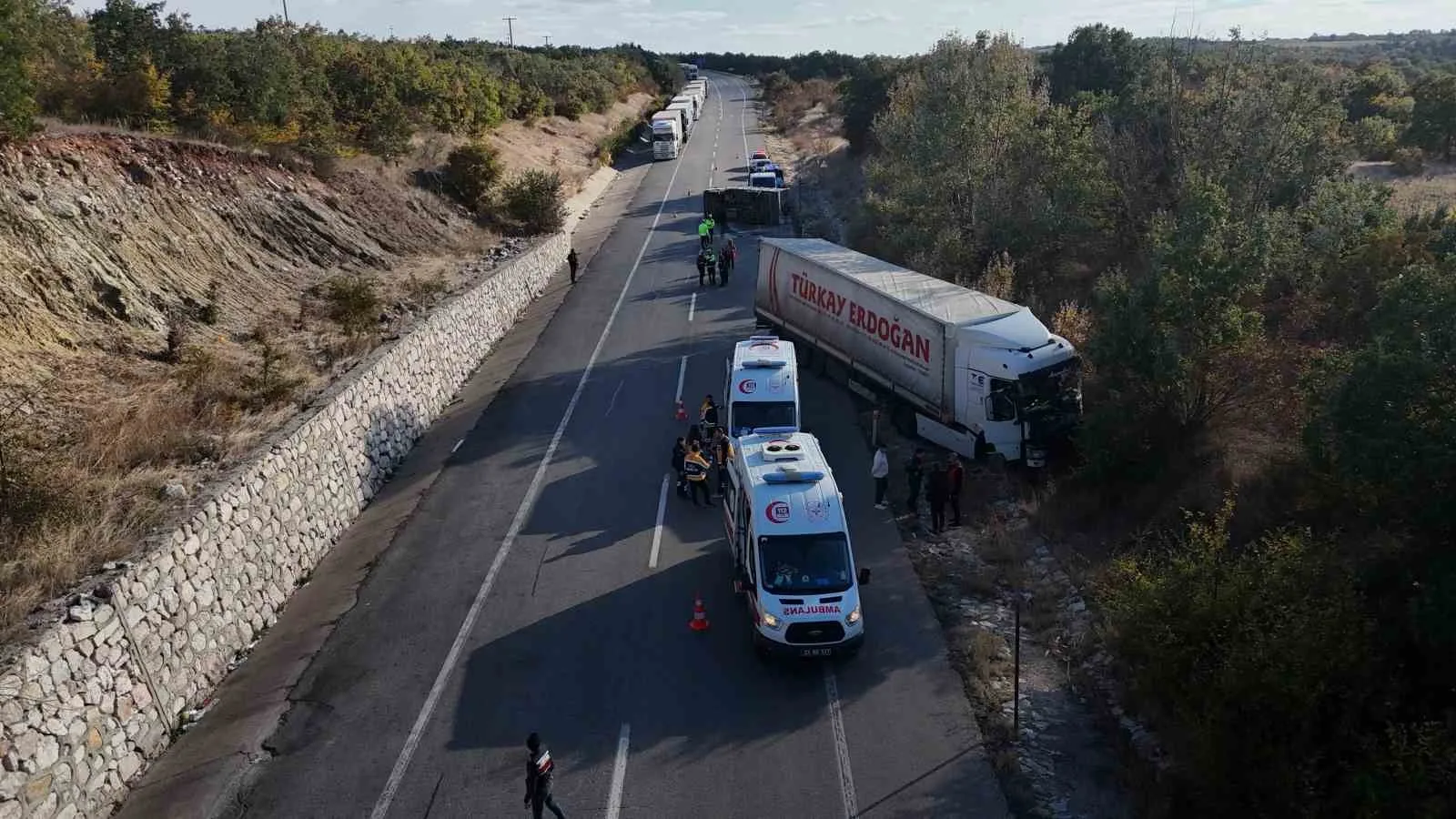 KAZA NEDENİYLE BÖLGEDE TRAFİK KONTROLLÜ OLARAK SAĞLANIRKEN, TIR KUYRUĞUNDA BEKLEYEN ARAÇLAR İLE GÜZERGAHI KULLANAN DİĞER ARAÇLARIN GEÇİŞİ KONTROLLÜ ŞEKİLDE SÜRDÜRÜLDÜ.