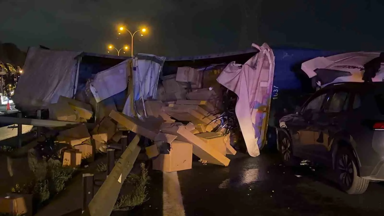 KOCAELİ TEM OTOYOLU'NDA ORTA BARİYERLERİ AŞARAK KARŞI ŞERİDE GEÇİP YAN YATAN TIRIN SÜRÜCÜSÜ, ARACININ ALTINDA KALARAK FECİ ŞEKİLDE HAYATINI KAYBETTİ. KAZADA TIRIN KUPASININ ÇARPTIĞI OTOMOBİLDE BULUNAN 2 KİŞİ İSE YARALANDI.