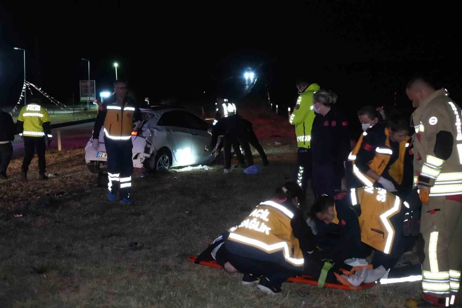 EDİRNE'DE METRELERCE SAVRULARAK TAKLA ATAN OTOMOBİLDE SÜRÜCÜ AĞIR, TOPLAM 3 KİŞİ YARALANDI