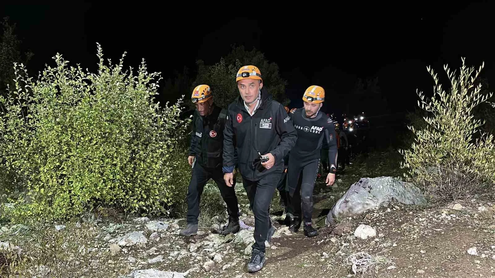 ISPARTA’NIN SÜTÇÜLER İLÇESİNDEKİ YAZILI KANYON’DA MAHSUR KALAN 10 İHH GÖNÜLLÜSÜNÜN KURTARILMASI ÇALIŞMALARINDA DRON İLE TELSİZ ULAŞTIRILMASI VE MAHSUR KALANLARLA İLK İLETİŞİM ANI CEP TELEFONU KAMERASINA YANSIDI.