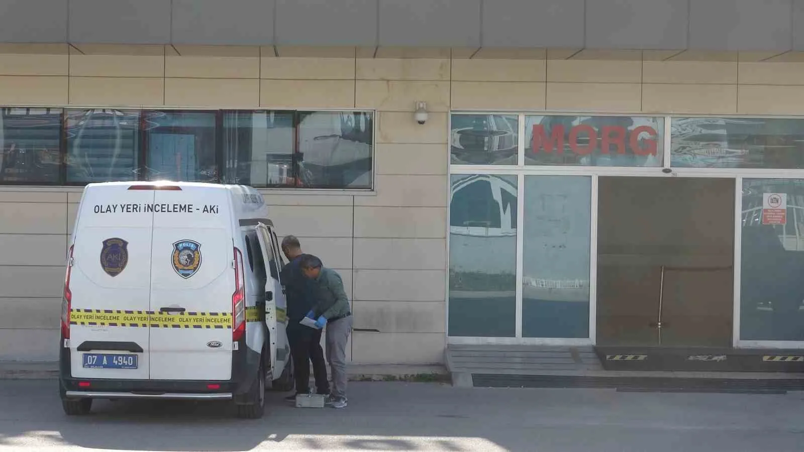 ANTALYA'NIN DEMRE İLÇESİNE ARKADAŞLARI İLE BİRLİKTE TATİL İÇİN GELİP TEKNE TURUNA ÇIKAN 45 YAŞINDAKİ ADAMIN, AÇIKTA DEMİRLEDİKTEN SONRA GECE SAATLERİNDE TEKNEDE OLMADIĞI ANLAŞILDI. SAHİL GÜVENLİK EKİPLERİNİN 4 GÜN SÜREN ARAMA ÇALIŞMASININ ARDINDAN CANSIZ BEDENİNE SUDA ULAŞILDI.