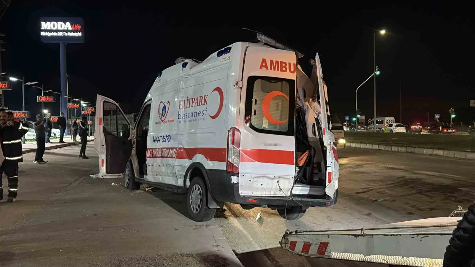 ÇORUM'DA OTOMOBİL İLE AMBULANSIN KAVŞAKTA ÇARPIŞMASI NETİCESİNDE MEYDANA GELEN KAZADA 6 KİŞİ YARALANDI.